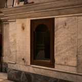 Ai lati della teca troviamo anche due lapidi in pietra incise con scritte in latino, che ricordano la storia millenaria di questo prezioso reperto